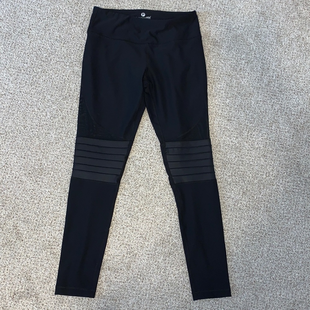 Athletic leggings with design